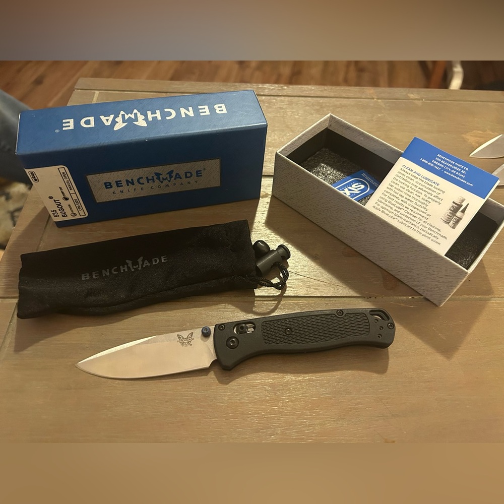 BENCHMADE bugout knife -black